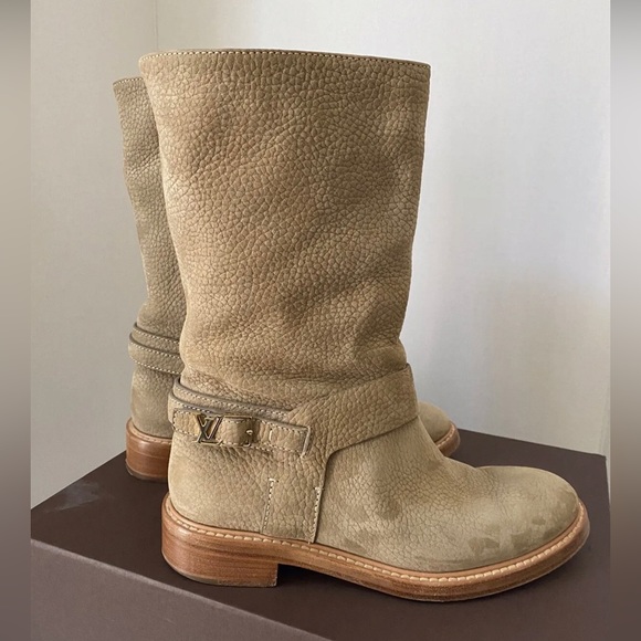 Authentic Louis Vuitton Boots! Tan Color & Brass LV Logo Accent. Size 36 (US 6) - Picture 6 of 10